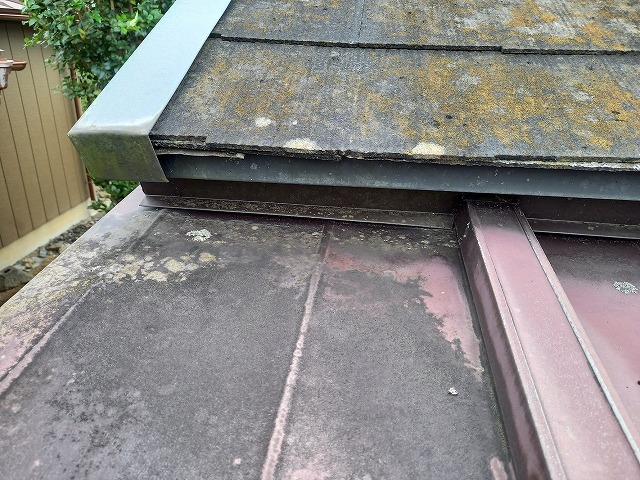 金属瓦棒屋根黒ずみ